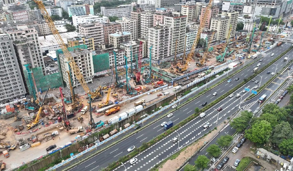 山河智能旋挖鉆機(jī)助力深圳地鐵五和站施工
